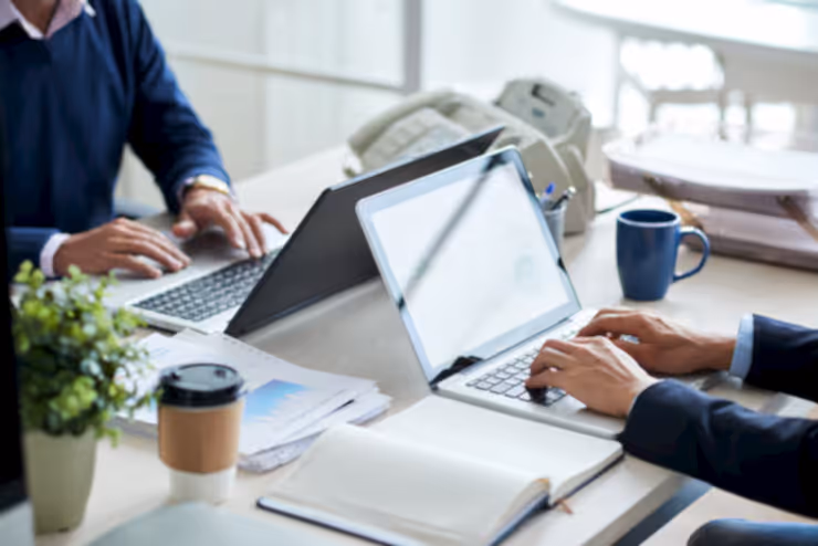 side-view-cropped-unrecognizable-business-people-working-common-desk_1098-20474
